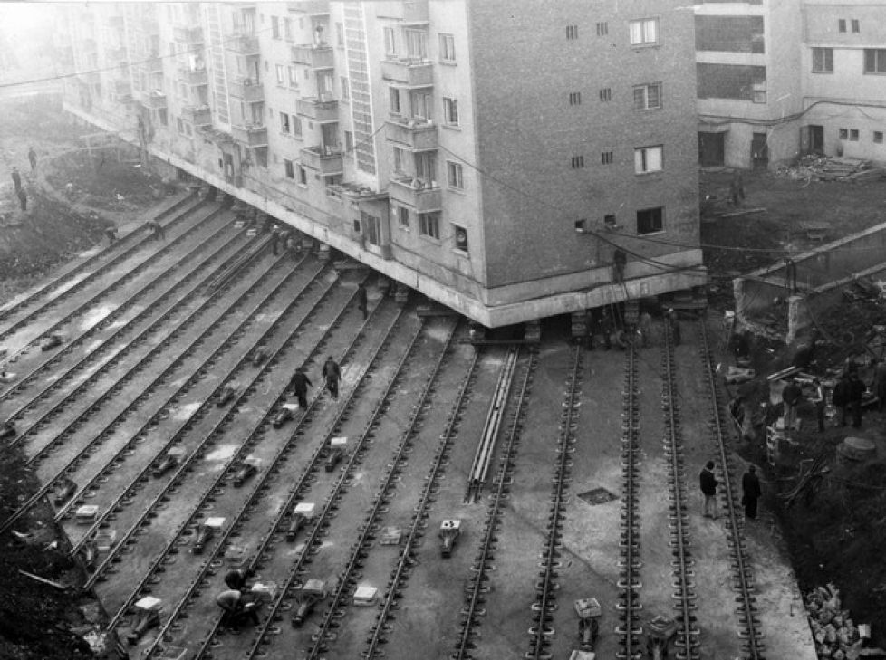 1987. Egy tömbház költöztetése Romániában, Gyulafehérváron. 55 méterrel került odébb az épület egy út építése miatt..jpg