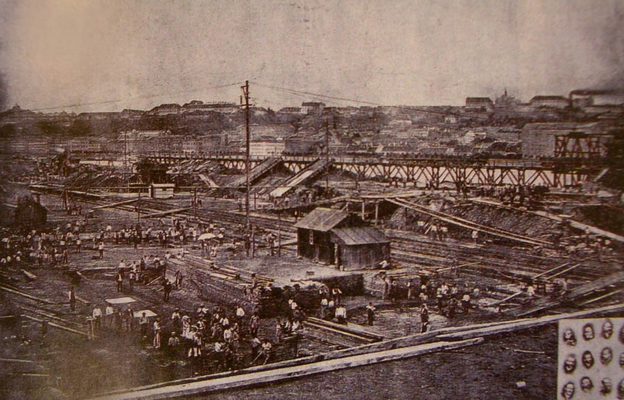 1885. A Parlament építési munkáinak megkezdése. Az alapozás során 2 és 4.7 méter vastag beton lemezalapot készítettek..jpg