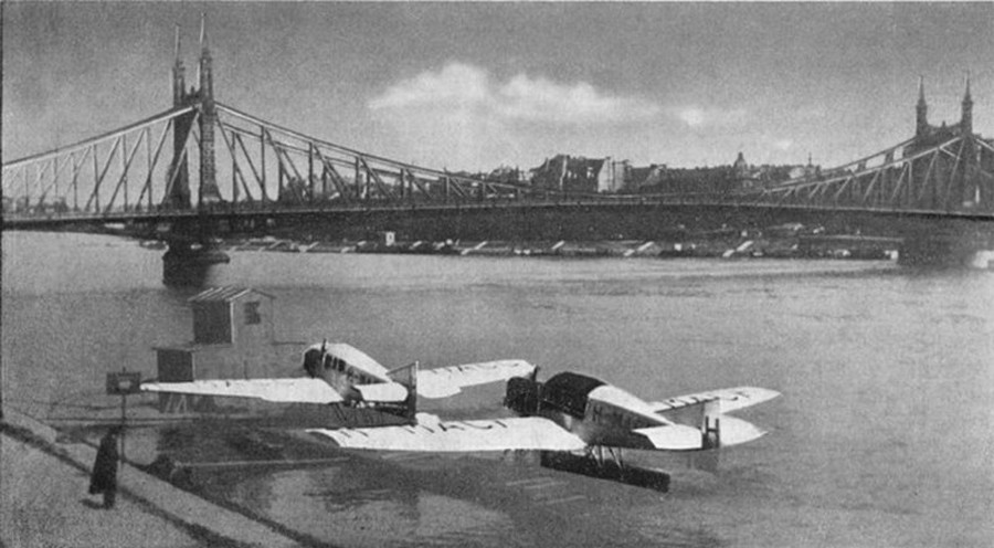 1923. Szabadság-híd és Junkers F-13 hidroplánok.jpg