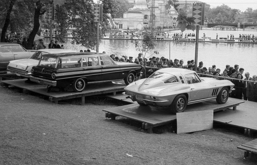 1969. BNV a Városligetben. Elképesztő autócsodák Chevrolet Corvette Coupe, mellette egy Ford Falcon Futura V8 Station Wagon, és egy Plymouth Valiant 200 4-door Sedan..jpg