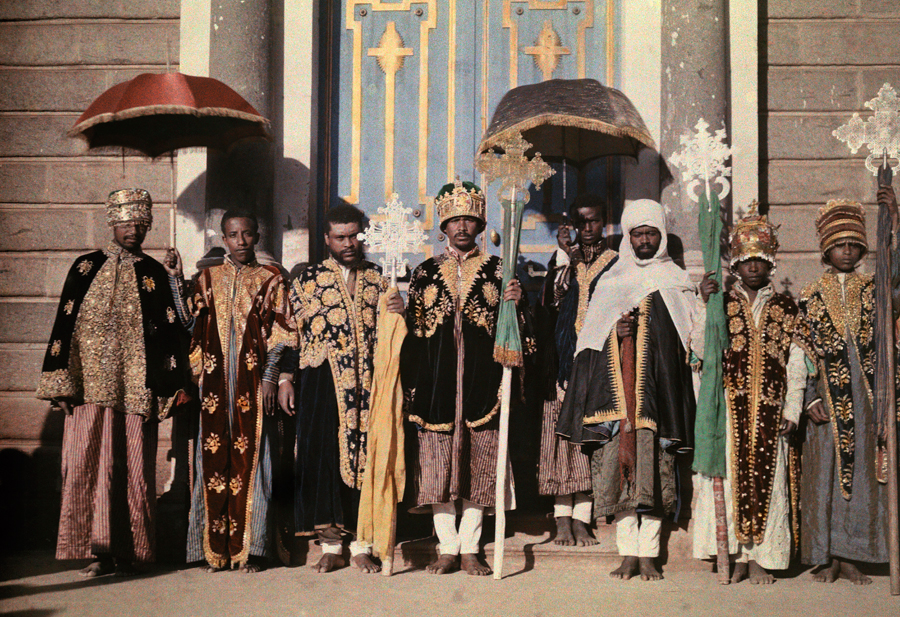 1931. Etiópia. Kopt keresztény egyházi személyek a templomuk előtt..jpg
