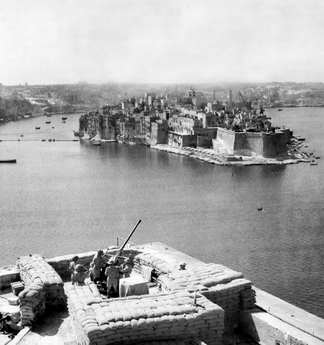 1943. Málta, Valletta. Brit katonák légvédelmi ágyúval kémlelik az eget..jpg