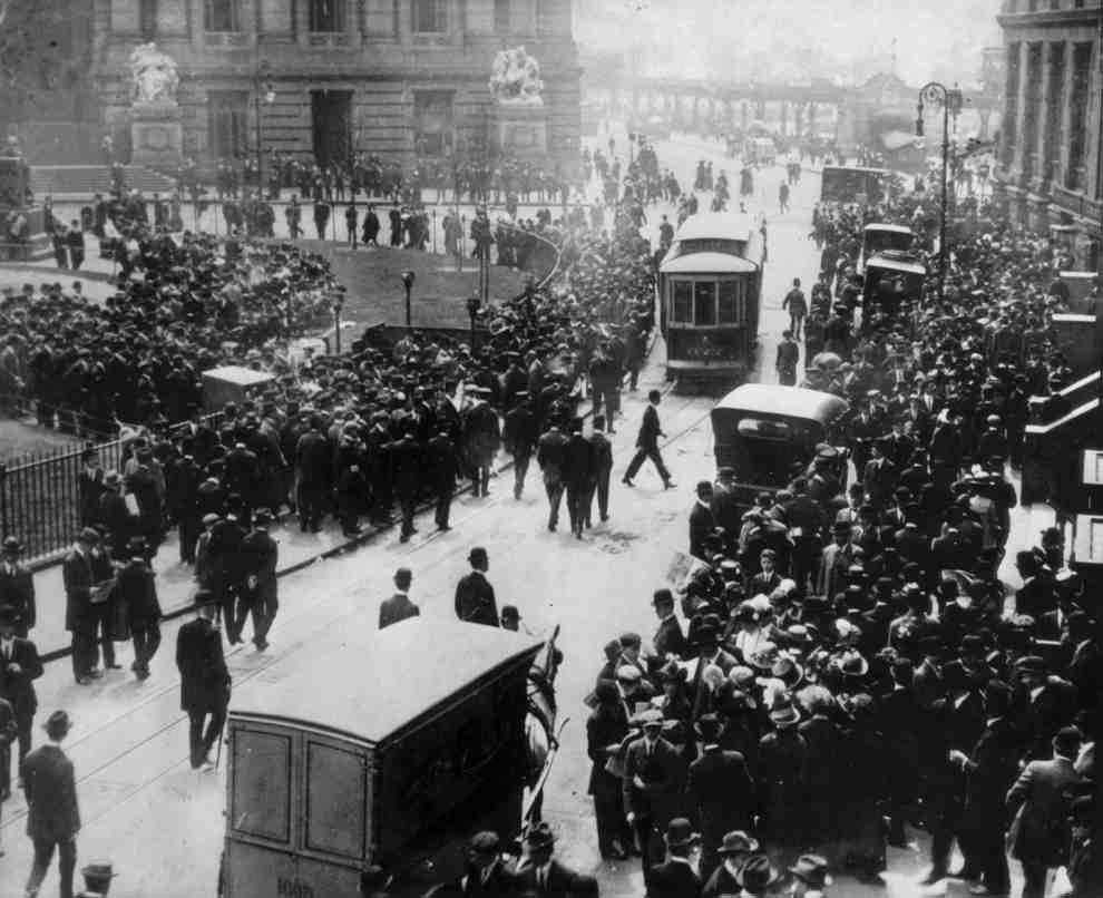 1912. április 15. A Titanic elsüllyedése után New Yorkban a hozzátartozók a White Star irodája előtt hírekre várnak szeretteik sorsa felől..jpg
