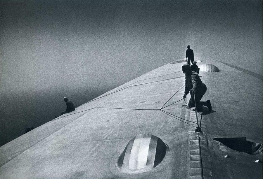 1934. Karbantartók a Graf Zeppelin tetején menet közbeni javítási munkákat végeznek egy vihar után, valahol az Atlanti óceán felett..jpg