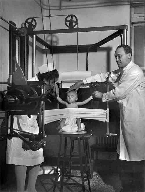 1942. Egy baba röntgen közben a Provident kórházban, Chicago, USA..jpg