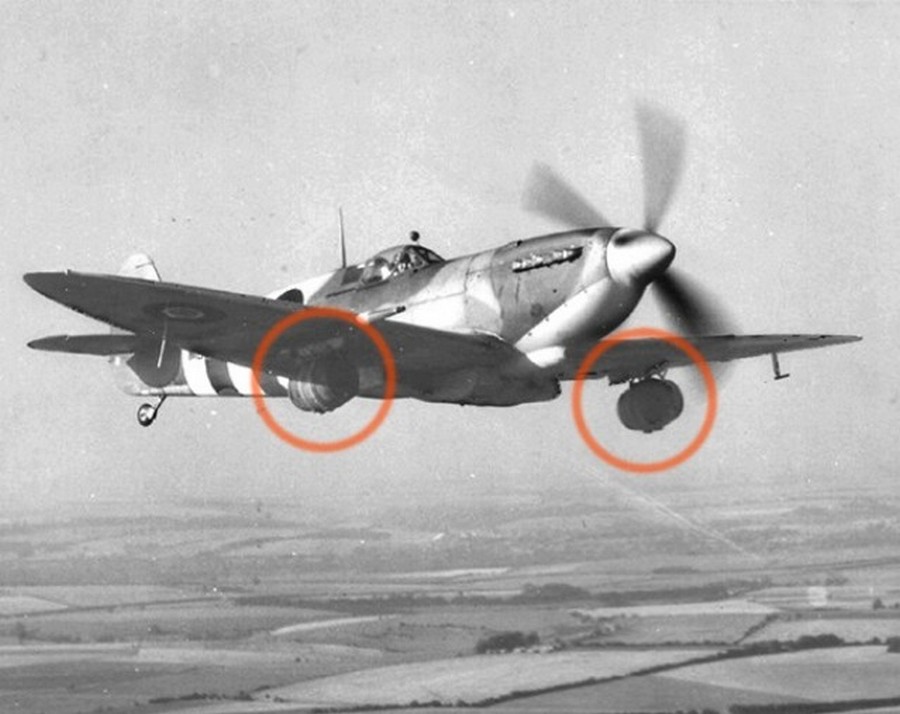 1944. június 13. Egy sörgyár több hordó sört ajánlott fel a harcoló alakulatoknak, amiket a Spitfire-ek szárnyuk alá rögzítve szállítottak le. Legalább jól lehűlt._cr.jpg