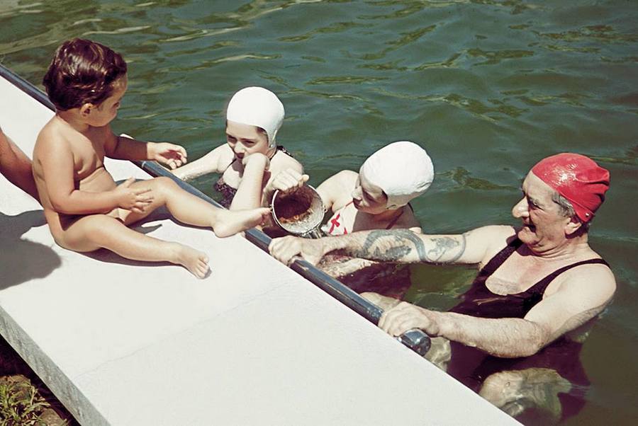 1942. A Horthy család Kenderesen. A medencében Horthy Miklós, a partján unokája, ifj. Horthy István ül..jpg