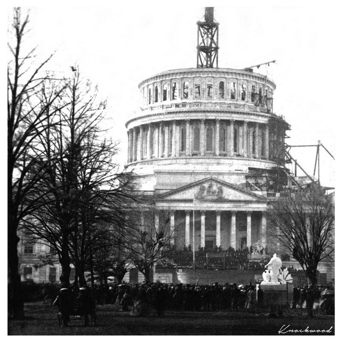 1861. március 4. Abraham Lincoln beiktatási ünnepsége a bővítés alatt álló Kapitólium épülete előtt..jpg