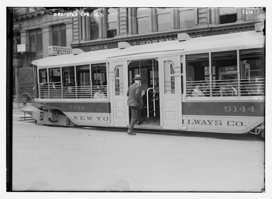 1910 körül. Alacsonypadlós villamoskocsi New Yorkban..jpg