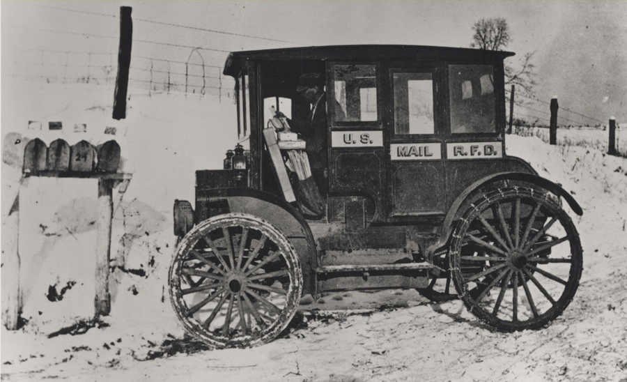 1910. Postaautó hólánccal az Egyesült Államokban..jpg