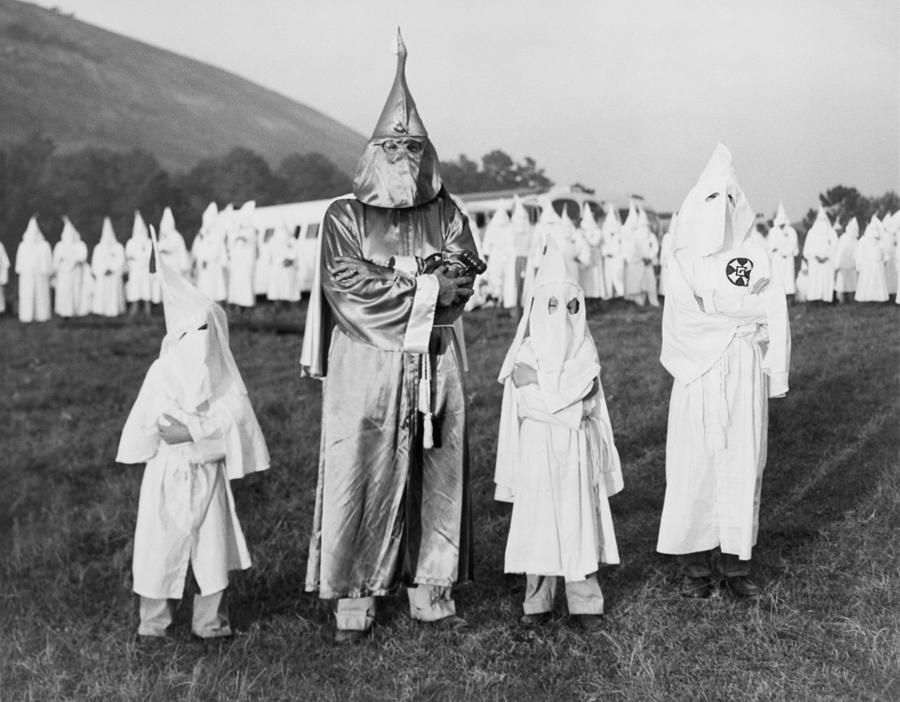 1948. KKK-gyerekek a Nagy Sárkány mellett. Georgia, USA.jpg