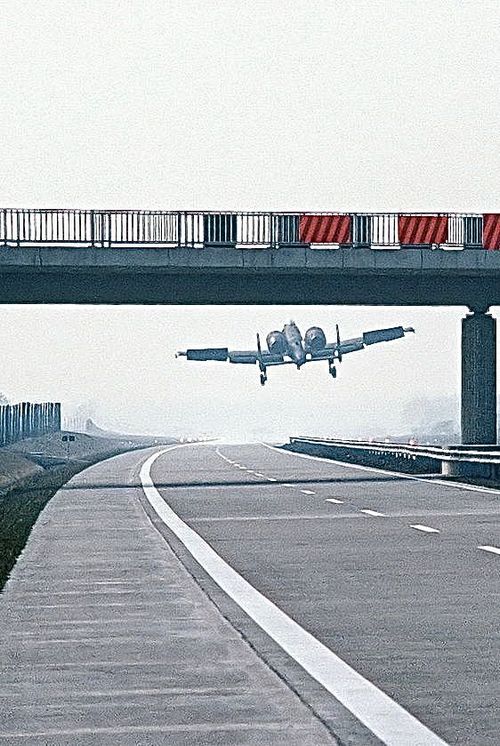 1984. március 25. A-10 Thunderbolt II landol az NSZK-ban az A29-es autópályán a Highway 84 NATO-gyakorlat során..jpg