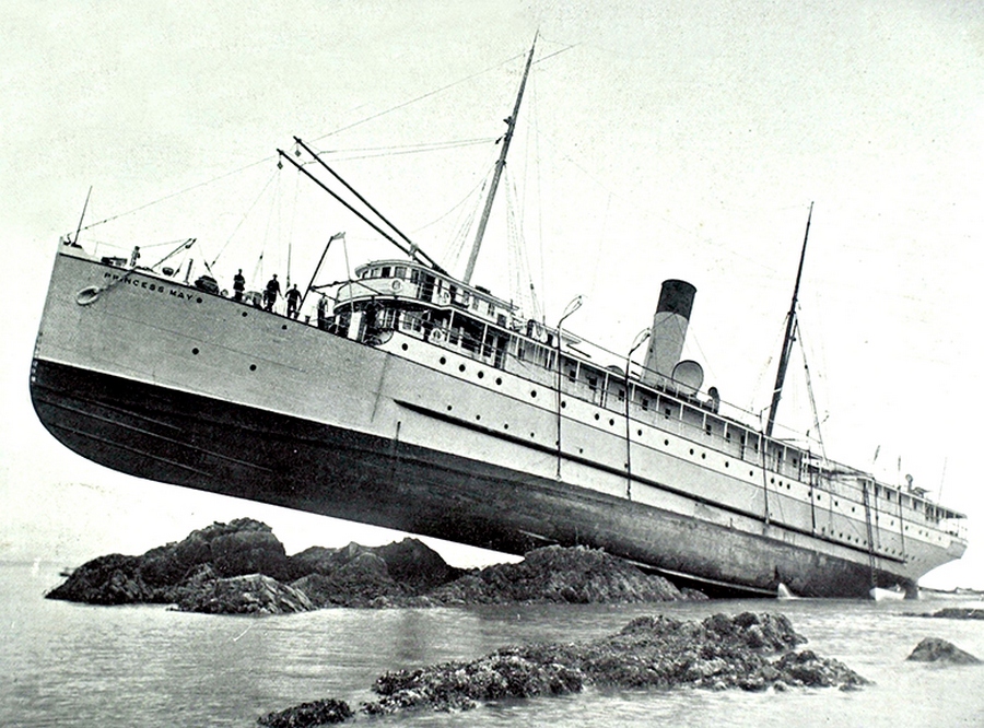 1910. A Princess May gőzhajó zátonyra futva Alaszkában a Lynn csatornán. Később levontatták és még 20 évig szolgált..jpg