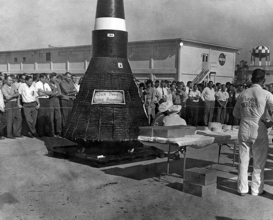 1962. február 23. Cape Canaveral. Óriási Friendship 7 űrhajó formájú torta..jpg
