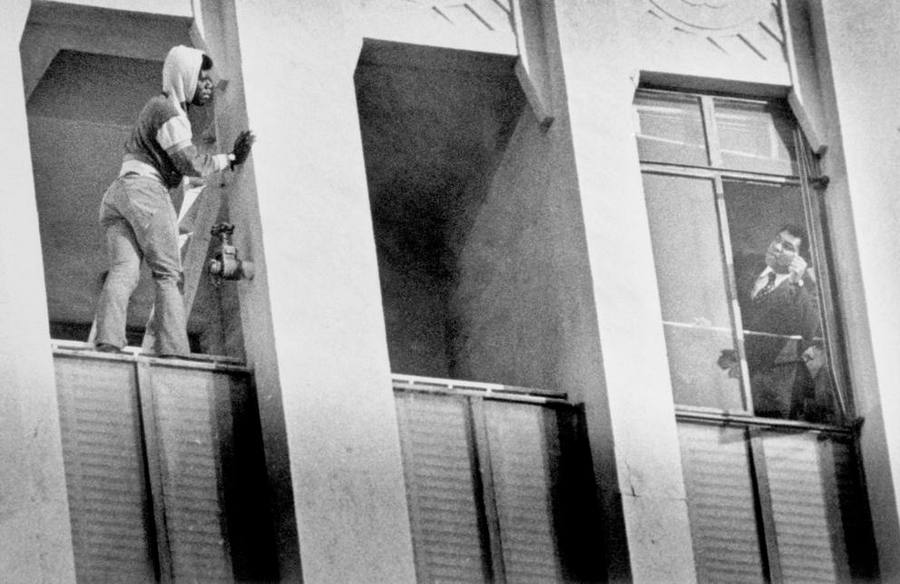 1981. Muhammad Ali hajol ki kilencedik emeleti lakása ablakából, hogy lebeszéljen egy férfit az öngyilkosságról. Los Angeles, Kalifornia..jpg