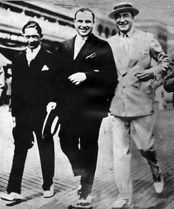 1929. Meyer Lansky, Al Capone és Enoch Johnson Atlantic City korzóján..jpg