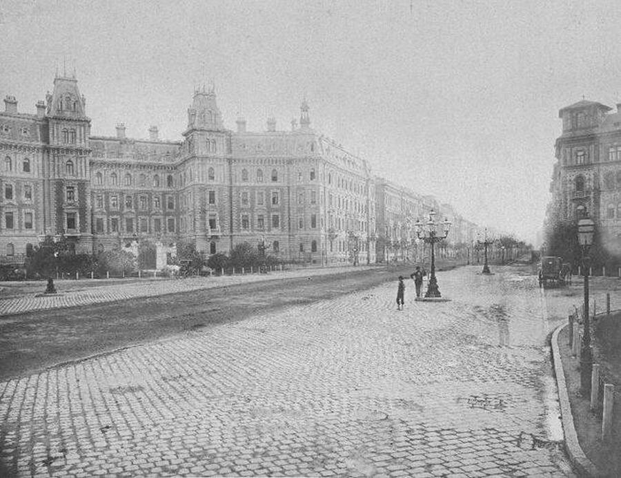 1890-es évek. Budapest, Andrássy út 83-85. Weinwurm Antal felvétele.jpg