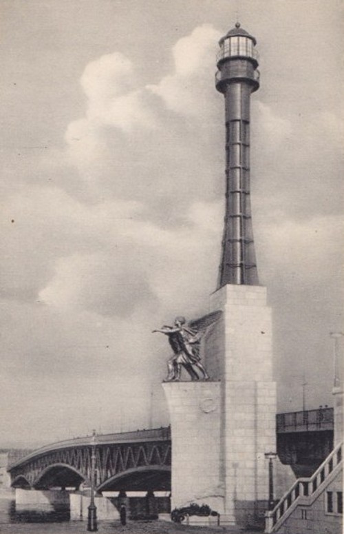 1936 körül. Haditengereszeti emlékmű a Petőfi- (akkori Horthy-) hídnál.jpg