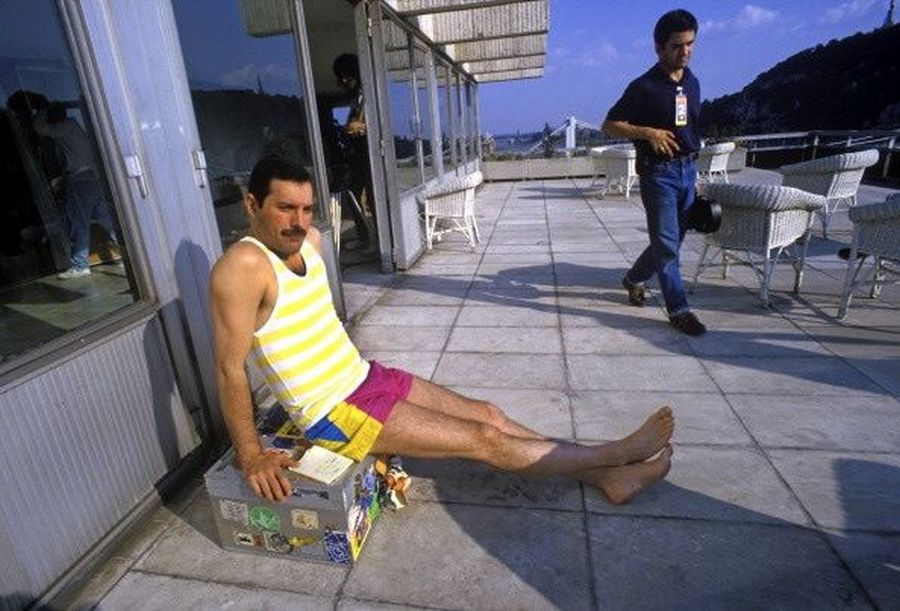 1986. Freddie Mercury Budapesten az InterContinental teraszán.jpg