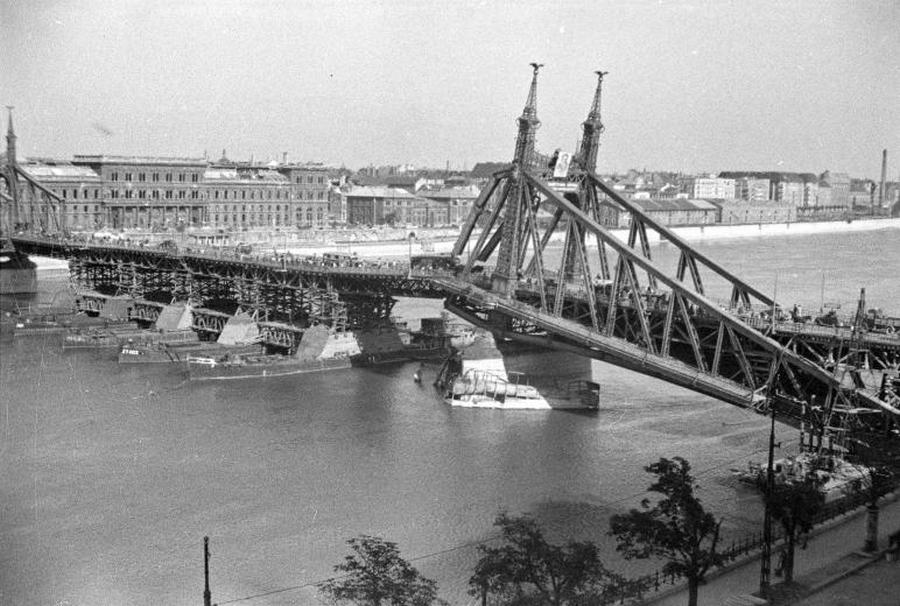 1945. Az ideiglenesen használhatóvá tett Szabadság-híd az ostrom után..jpg