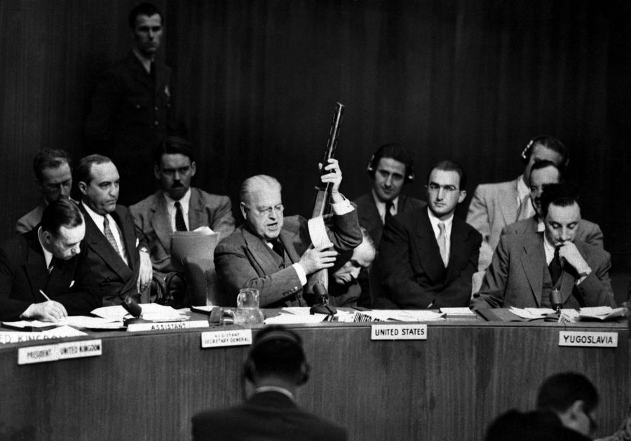 1950. Warren Austin az amerikai küldött az ENSZ-ben bemutatja a csapataik által az észak-koreaiaktól zsákmányolt szovjet gyártmányú gépfegyvert, ezzel bizonyítva a Szovjetunió éritettségét..jpg