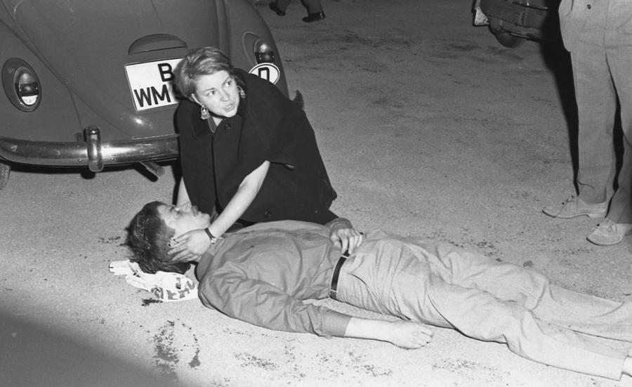 1967. Nyugat-Berlin. Benno Ohnesorg egyetemistát egy Reza Pahlavi sah ellenes tüntetésen lelövi egy német rendőr, akiről később kiderült, hogy az NDK kémje volt..jpg