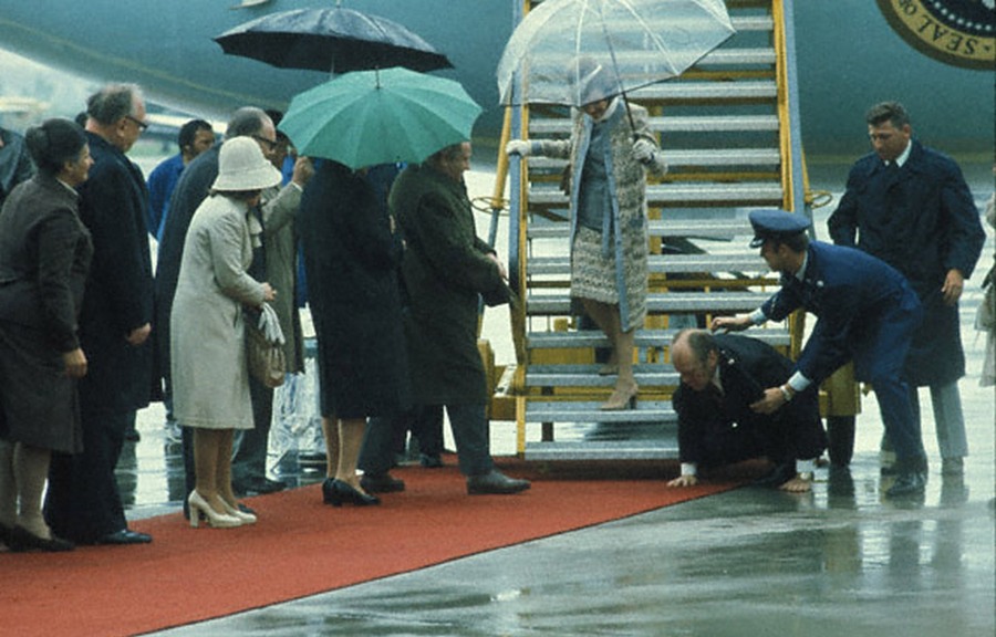 1975. Gerald Ford amerikai elnök bécsi látogatására érkezve elesik az Air Force One lépcsőjén..jpg