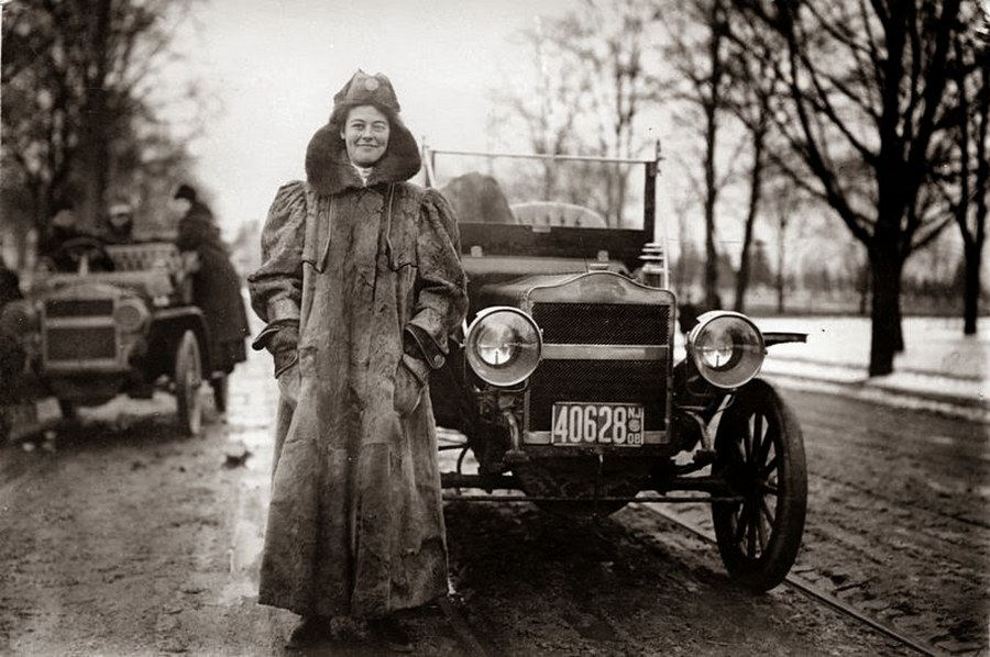 1909. Alice Huyler Ramsey, az első nő, aki autóval átszelte az Államokat. Akkoriban a 3600 mérföldes távból mindössze 152 mérföld volt szilád burkolatú..jpg