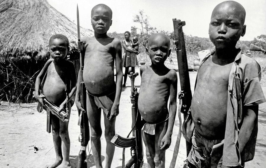 1971. Dél-Szudáni gyerekkatonák fegyvereikkel..jpg