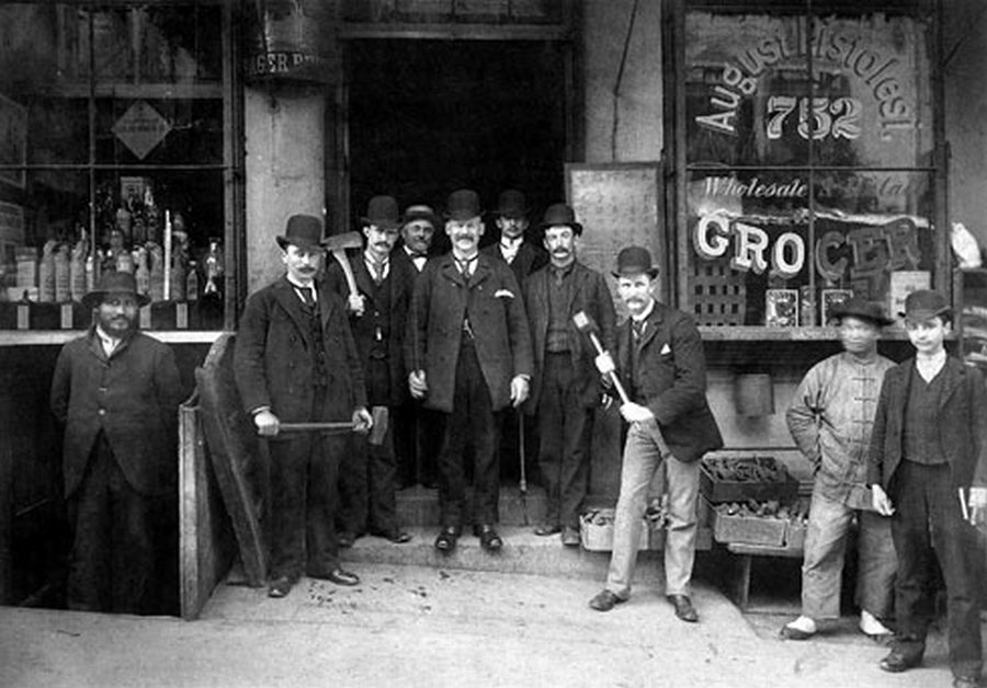 1895. San Francisco-i rendőr alakulat. Kifejezetten a szerencsejáték termekre, ópiumbarlangokra specializálódtak a kínai negyedben. Módszerük egyszerű volt. Szétvertek mindent. Akkoriban a berendezés pótlása, vagy az üvegezés is.jpg