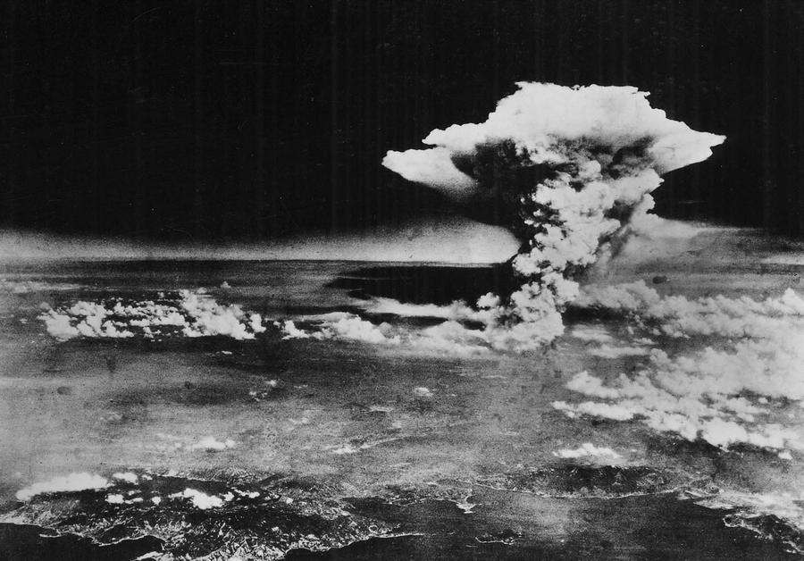 1945_augusztus_6_egy_tavolabbi_nezopontbol_lathato_a_hiroshimara_dobott_atombomba_felhoje_egy_oraval_a_detonacio_utan_.jpg