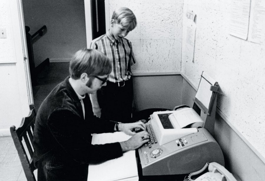 1968_a_kesobbi_microsoft_alapito_bill_gates_13_es_paul_allen_15_kapcsolodik_a_washingtoni_egyetem_gepehez_a_teletype_terminalon_keresztul_az_iskolajukbol_seattleben_.jpg