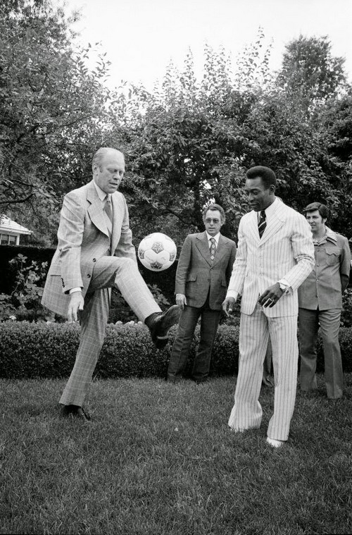 1975_gerald_ford_amerikai_elnok_tart_bemutatot_pelenek_a_kor_egyik_legnagyobb_labdarugojanak_.jpg