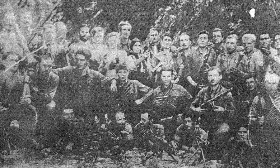 1948_bukovinai_roman_antikommunista_ellenallo_csoport_akik_a_megszallo_szovjet_csapatokat_is_megtamadtak_.jpg