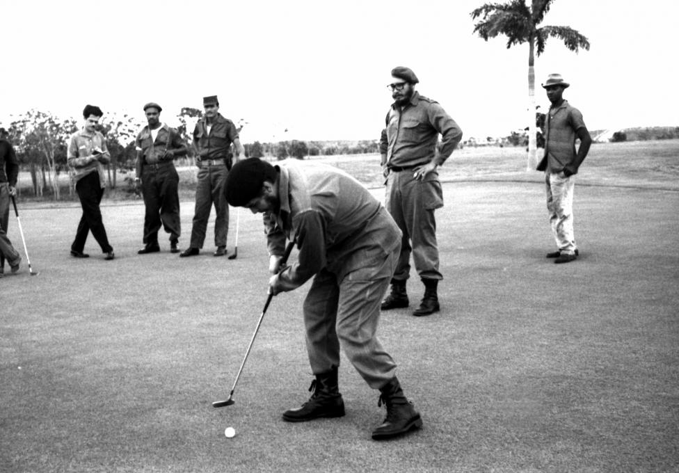 1961_che_guevara_es_fidel_castro_golfoznak_egy_frissen_allamositott_kubai_golfkubban_.jpg