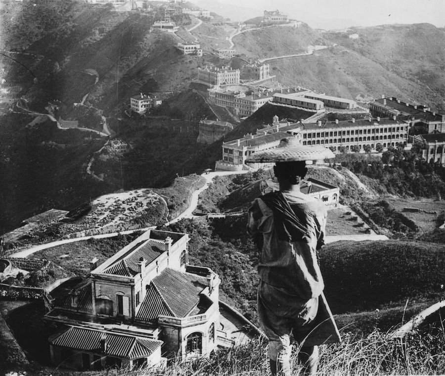 1937_hong-kong_tehetosek_rezidenciai_magasan_a_varos_felett_.jpg