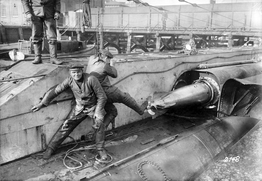 1918_nemet_tengeralattjaro_torpedoinak_elhelyezese.jpg