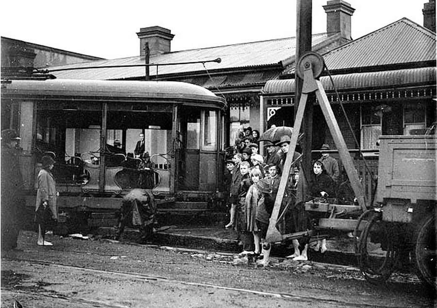 1934. Kisiklott villamoskocsi, az ún. O-car, Sydneyben 2.jpg