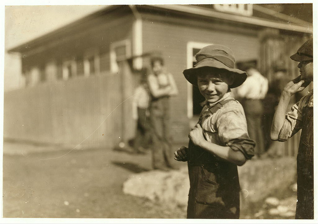 Old Photos of Child Labor between 1908 and 1924 (10).jpg