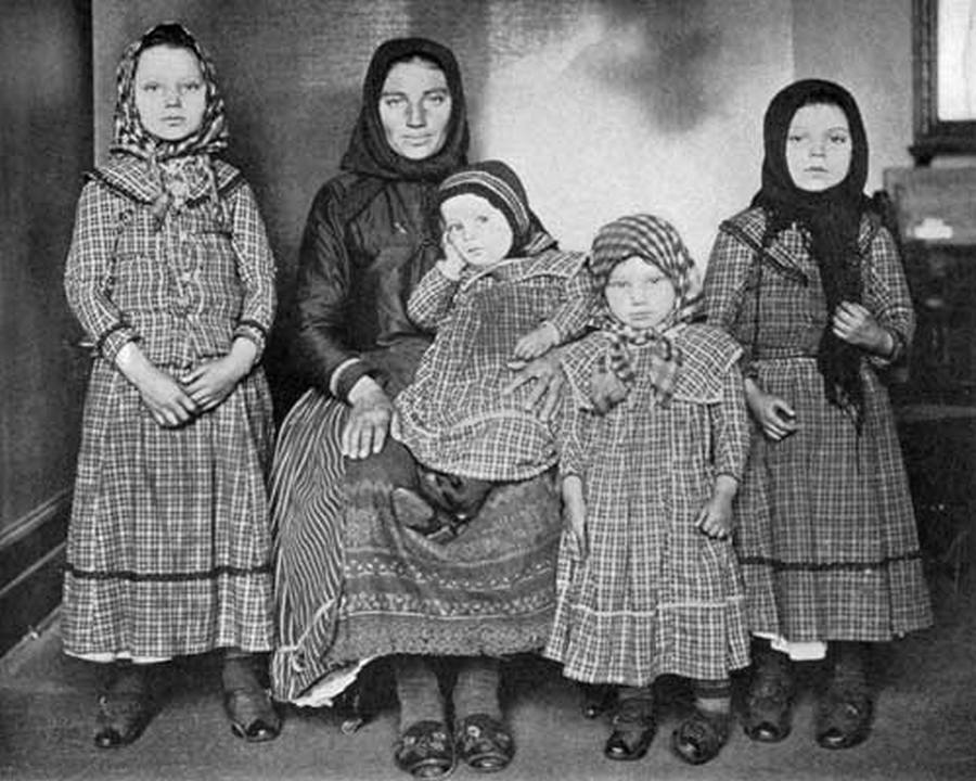 1905_hungarianfamily-500.jpg
