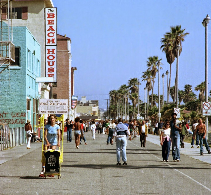 Rollerskaters at Venice Beach, California, 1979 (20).jpg