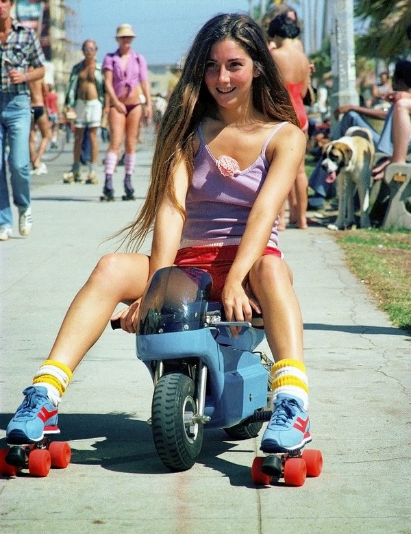 Rollerskaters at Venice Beach, California, 1979 (5).jpg