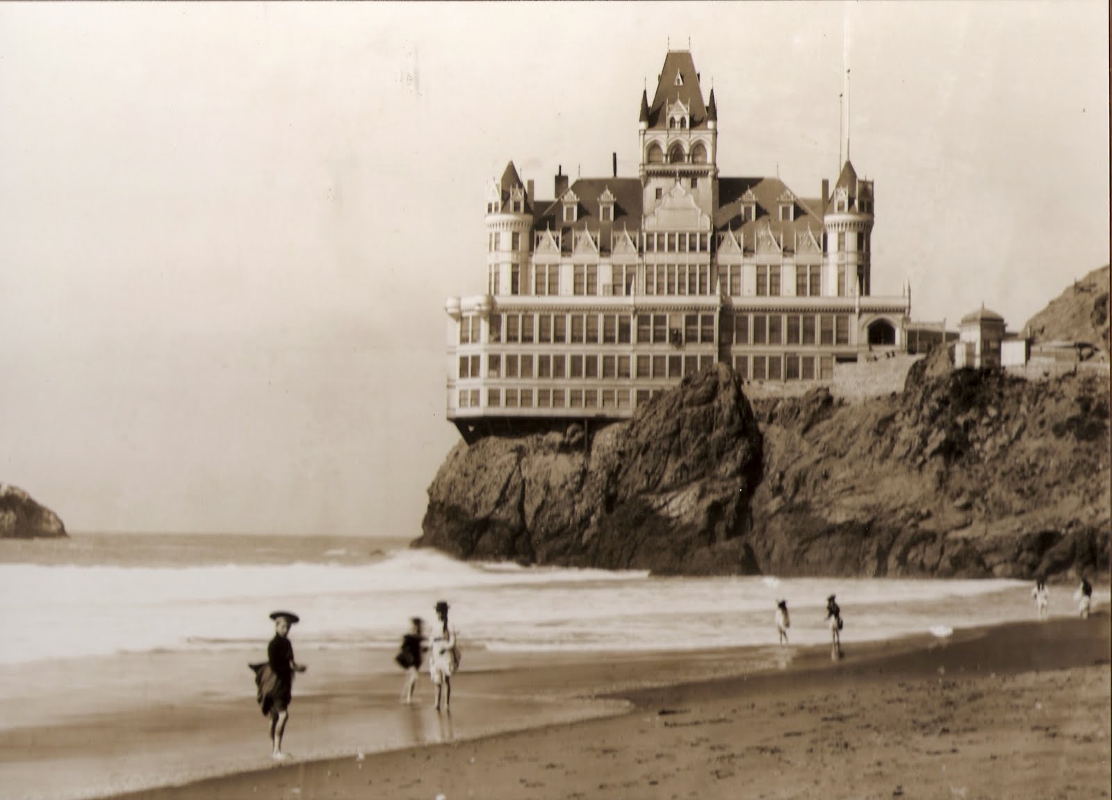 1909. A san francisco-i Cliff House hotel. A maga korában lenyűgöző látvány lehetett..jpg