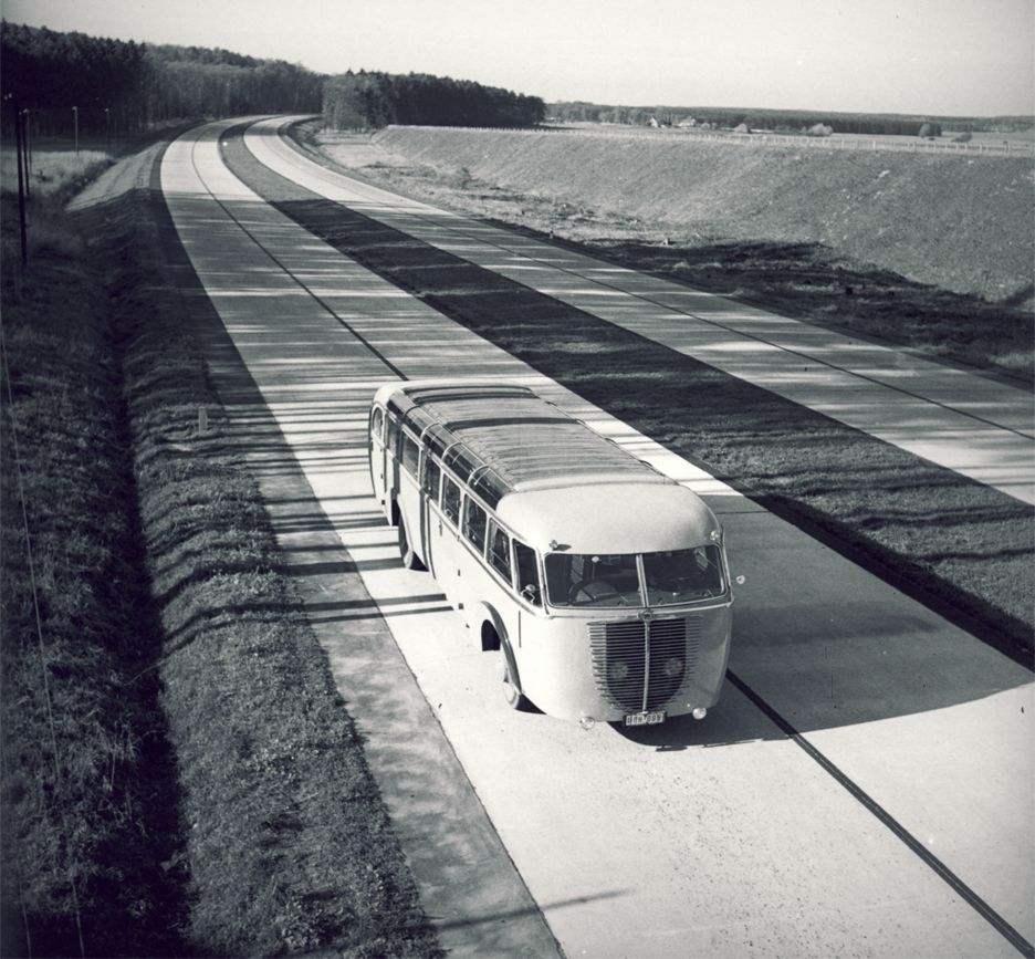 1932. Az első Autobahn Köln és Bonn között készült el..jpg