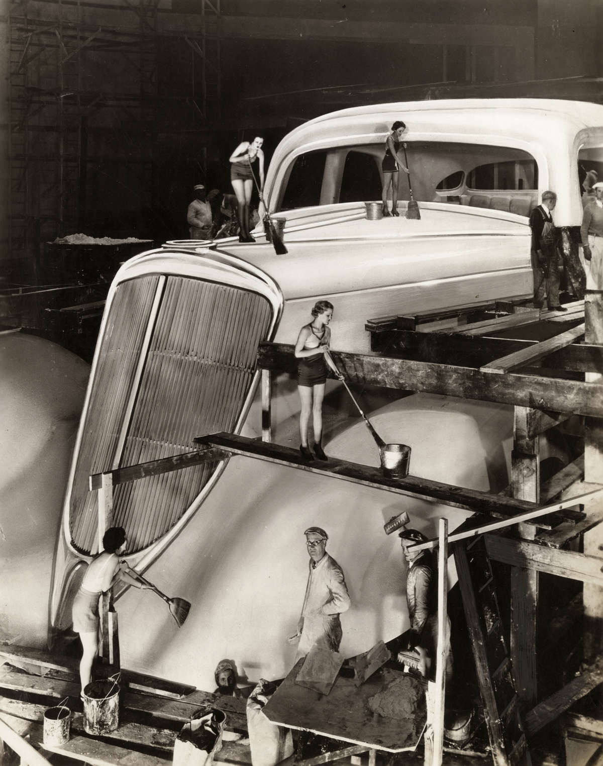 1933. A chicago-i világkiállításra készült óriási Studebaker gépkocsit takarítják..jpg