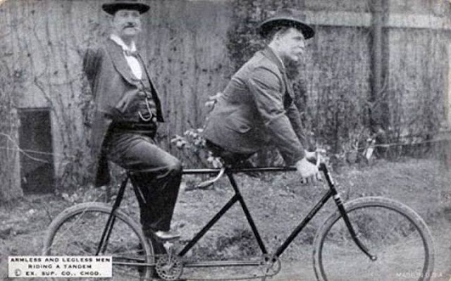 1890. Charles B. Tripp, a kéz nélküli és Eli Bowen a láb nélküli ember tandem biciklin..jpg