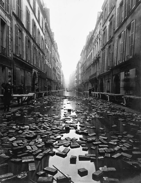 1910. Párizsi árvíz. Könyvek a vízen..jpg