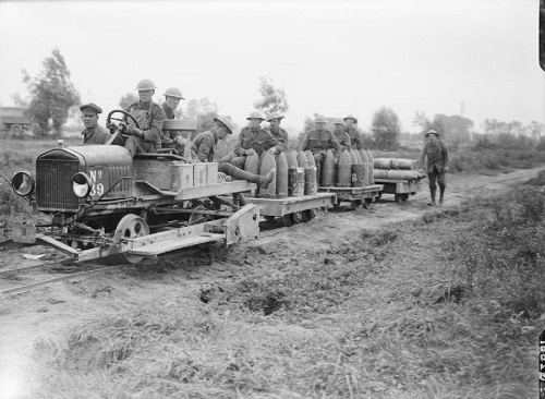 1917. Augusztus. Harmadik Ypern-i csata. Ideiglenesen lefektetett vágányon szállították a muníciót a front közelébe..jpg