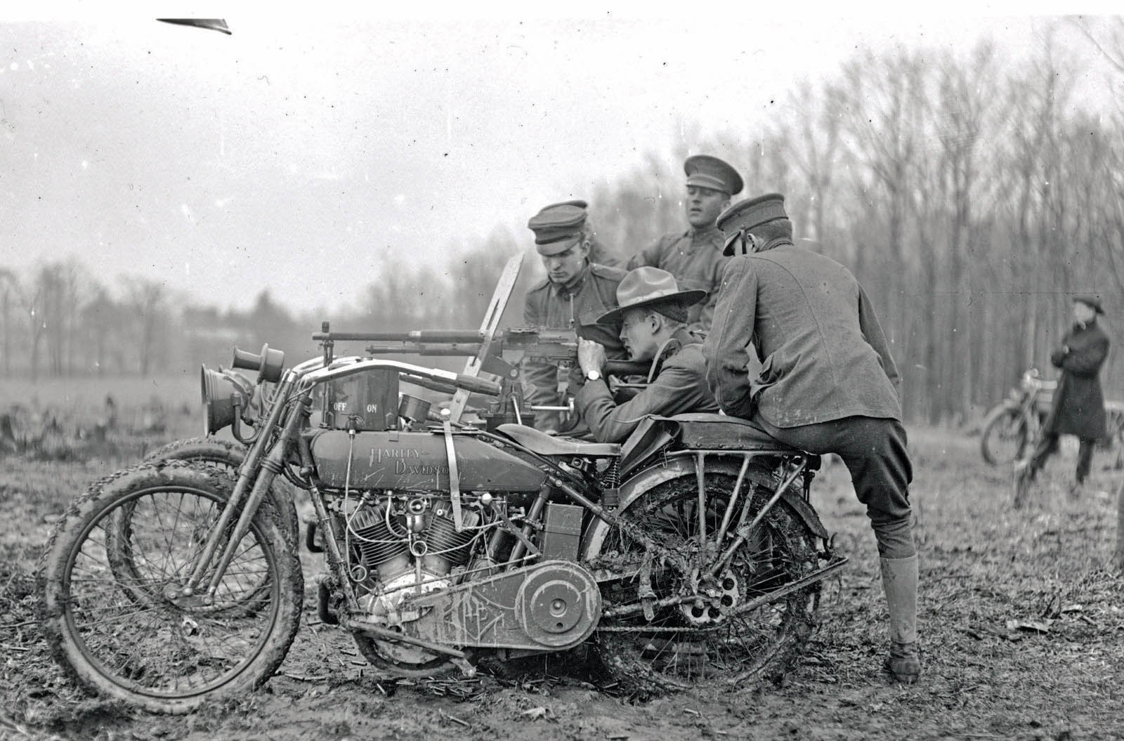 1917. Géppuskás Harley-Danidson motorok.jpg