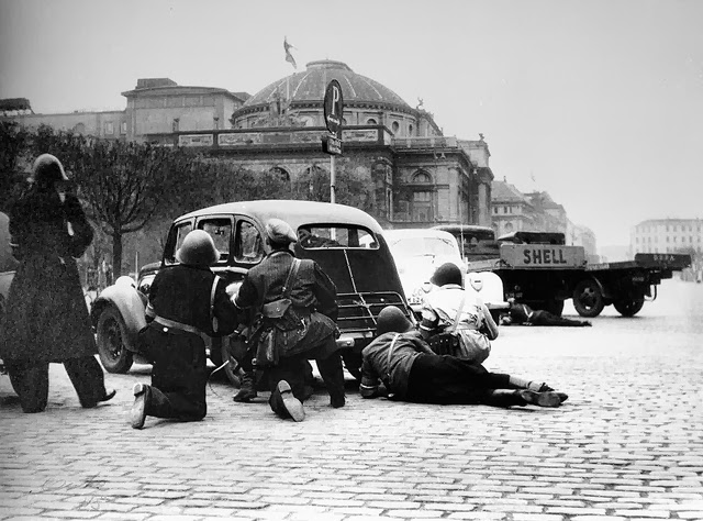 1945. Dán szabadságharcosok harcolnak a német megszállíók ellen Koppenhágában..jpg